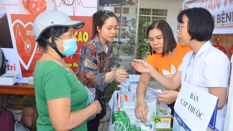 Người dân được cấp thuốc miễn phí tại "Phiên chợ 0 đồng" do phường 11, thành phố Vũng Tàu tổ chức. (Ảnh: CN)