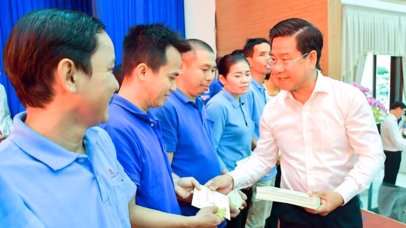 Ông Bùi Chí Thành Chủ tịch Ủy ban Mặt trận tổ quốc Việt Nam tỉnh Bà Rịa-Vũng Tàu tặng quà cho công nhân ăn Tết.