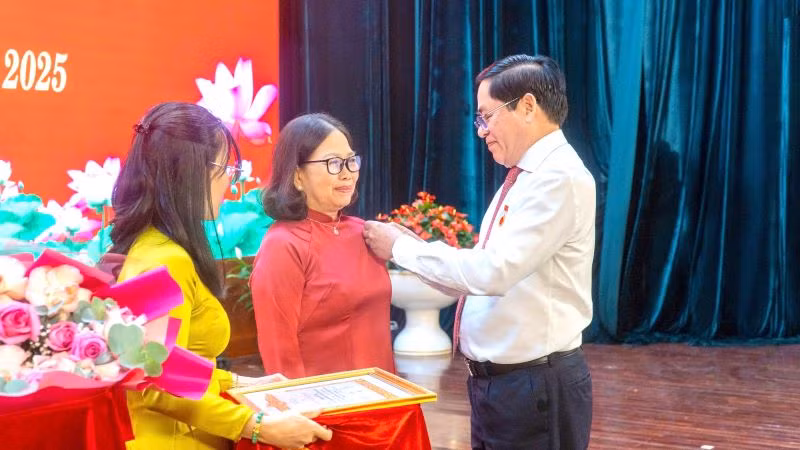 Bí thư Tỉnh ủy Phạm Viết Thanh trao Huy hiệu 30 năm tuổi Đảng cho đồng chí Nguyễn Thị Yến Phó Bí thư Thường trực Tỉnh ủy.