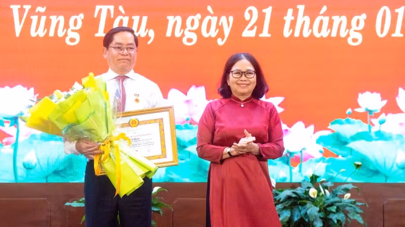 Bí thư Tỉnh ủy Phạm Viết Thanh nhận Huy hiệu 40 năm tuổi Đảng.
