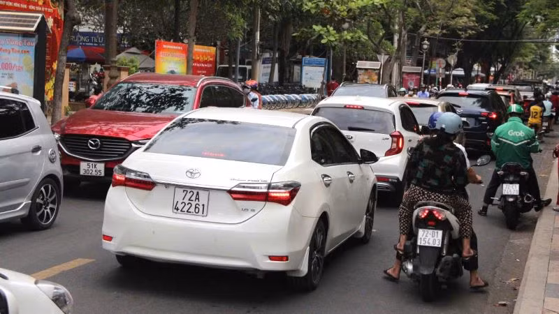 Du khách đang đổ về thành phố Vũng Tàu nên có dấu hiệu ùn tắc tại đầu đường Ba Cu (Khu vực công viên Bãi Trước).