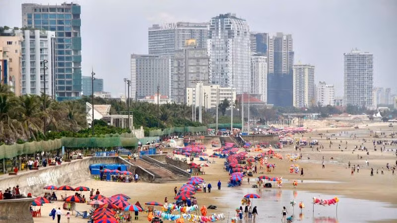 Lượng khách du lịch năm nay tập trung tại Bãi Trước do dự án chỉnh trang trục đường Thùy Vân (Bãi Sau) đang trong giai đoạn thi công.