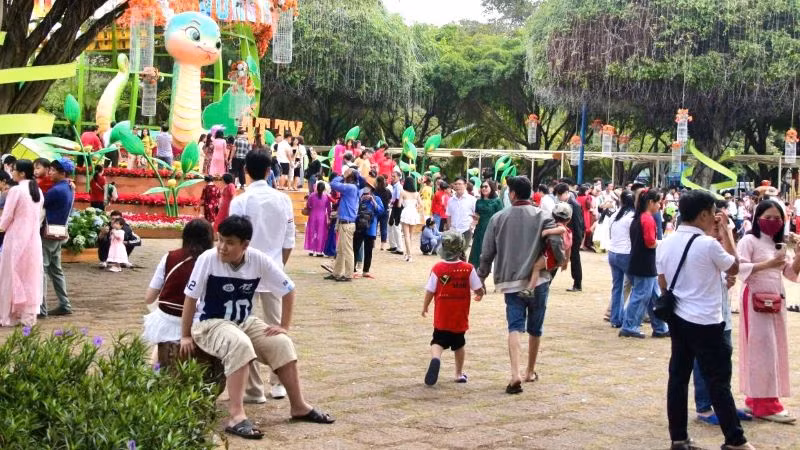 Du khách và người dân tập trung tại công viên Bãi Trước để Check-in.