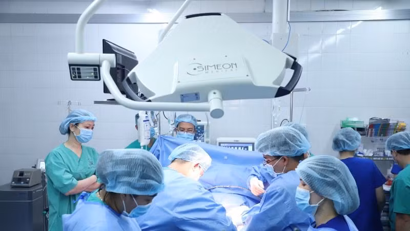 Các bác sĩ tiến hành lấy tạng từ người hiến.