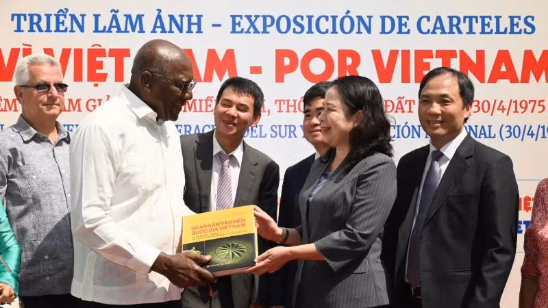 Phó Chủ tịch nước Võ Thị Ánh Xuân tặng sách Phó Chủ tịch nước Cuba Salvador Valdes Mesa. (Ảnh: Chi Mai)