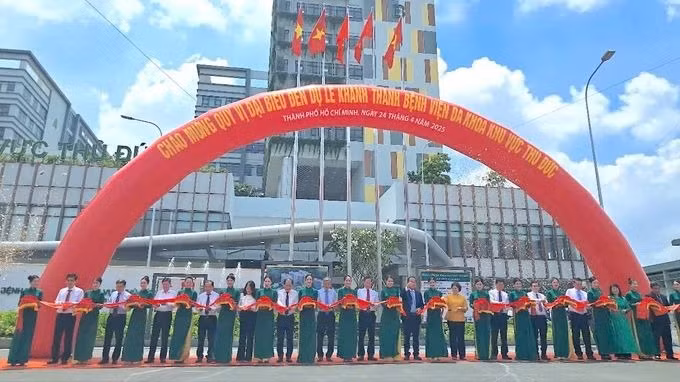 Các đại biểu cắt băng khánh thành bệnh viện. Ảnh: (QUANG HUY/SGGP)