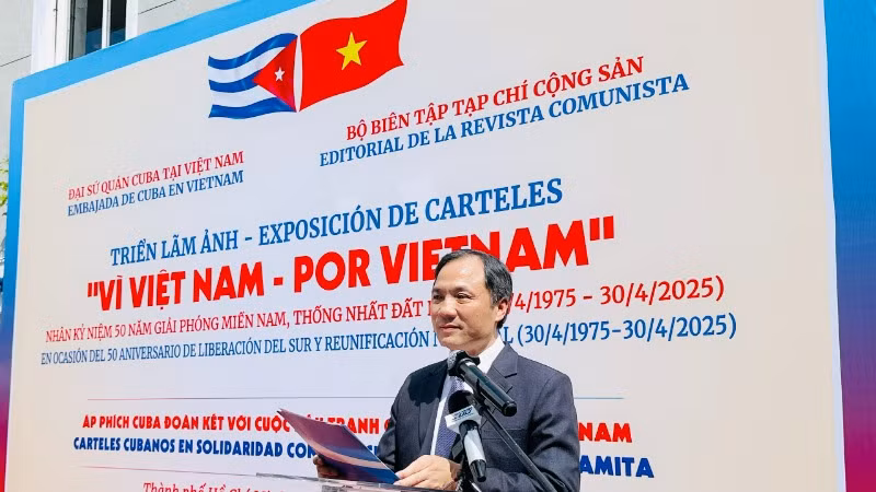 Ông Hoàng Trung Dũng, Tổng Biên tập Tạp chí Cộng sản phát biểu khai mạc triển lãm. (Ảnh: Chi Mai)