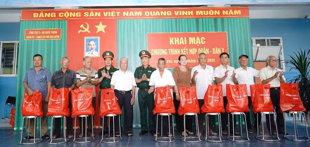 Trao quà cho người có công với cách mạng. (Ảnh: THẾ ANH)