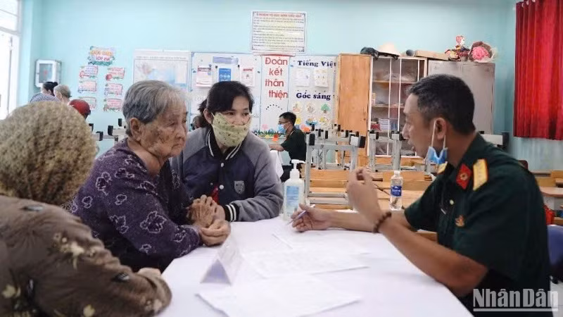 Khám chữa bệnh cho người có công. (Ảnh: THẾ ANH)