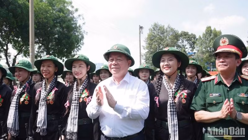 Đồng chí Nguyễn Trọng Nghĩa động viên lực lượng tham gia diễu binh, diễu hành. (ẢNH: CHI MAI)