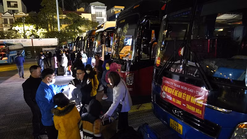 Thợ mỏ Tập đoàn Công nghiệp Than-Khoáng sản Việt Nam (TKV) được hỗ trợ các chuyến xe nghĩa tình đưa về quê ăn Tết.