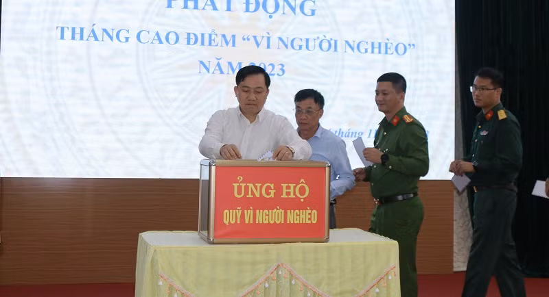 Cán bộ, chiến sĩ các lực lượng vũ trang huyện Mường Ảng, tỉnh Điện Biên ủng hộ Quỹ Vì người nghèo huyện, hỗ trợ nguồn lực giúp hộ nghèo làm nhà.