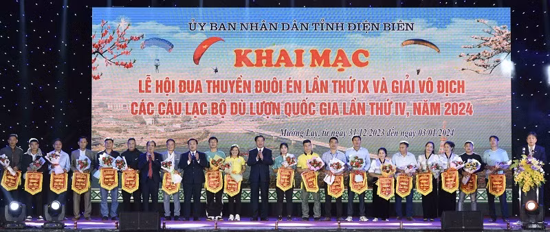 Đại diện lãnh đạo tỉnh Điện Biên, lãnh đạo thị xã Mường Lay, tỉnh Điện Biên trao cờ lưu niệm cho các đội tham gia đua thuyền đuôi Én và Giải vô địch các câu lạc bộ dù lượn.