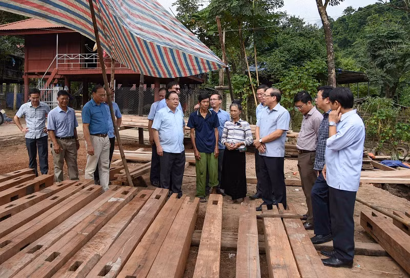 Đồng chí Hoàng Công Thủy, Phó Chủ tịch Ủy ban Trung ương mặt trận Tổ quốc Việt Nam kiểm tra tiến độ làm nhà ở cho hộ nghèo tại huyện Mường Chà, tỉnh Điện Biên.