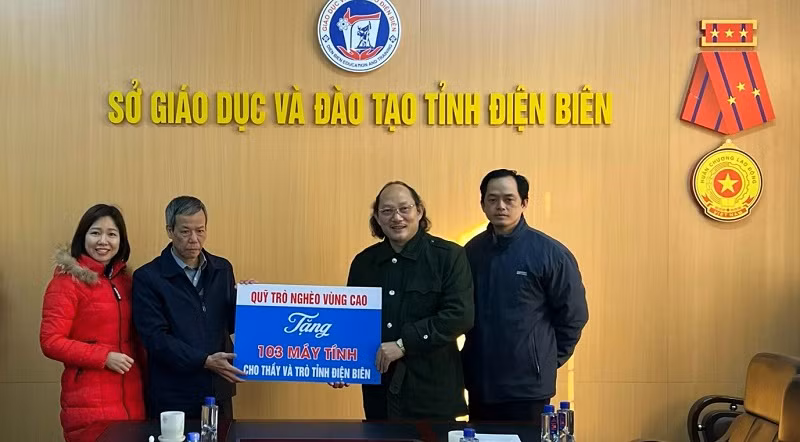 Đại diện Quỹ Trò nghèo vùng cao trao tặng 103 bộ máy tính tặng thầy, trò tỉnh Điện Biên.