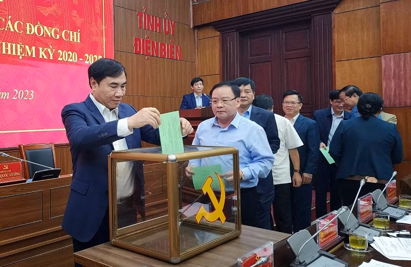 Các đồng chí dự họp bỏ phiếu đánh giá tín nhiệm 15 đồng chí.