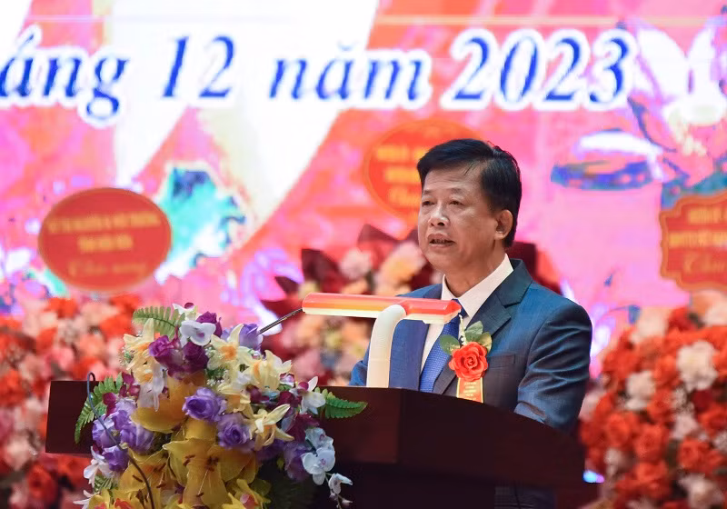 Đồng chí Ngôn Ngọc Khuê, Bí thư Thị ủy thị xã Mường Lay đọc diễn văn tại Lễ kỷ niệm.