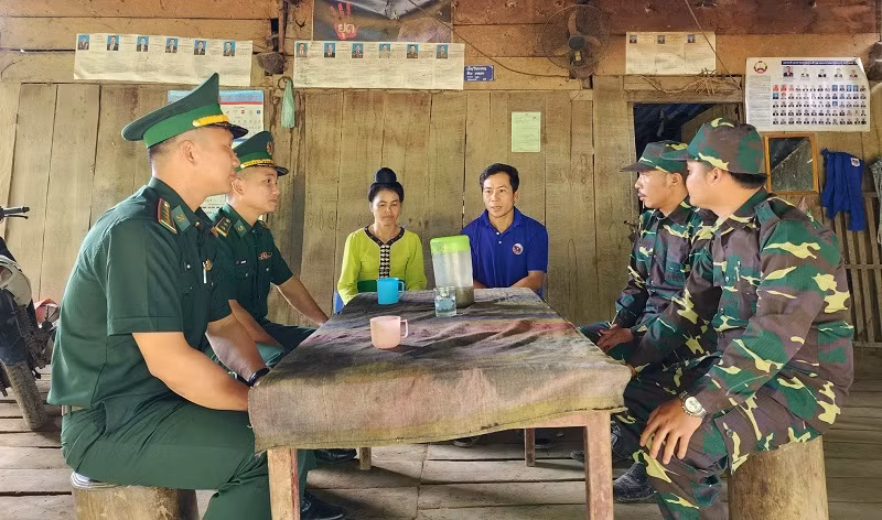 Bộ đội Biên phòng tỉnh Điện Biên về cơ sở tuyên truyền, vận động nhân dân biên giới tích cực tham gia bảo vệ đường biên mốc giới.