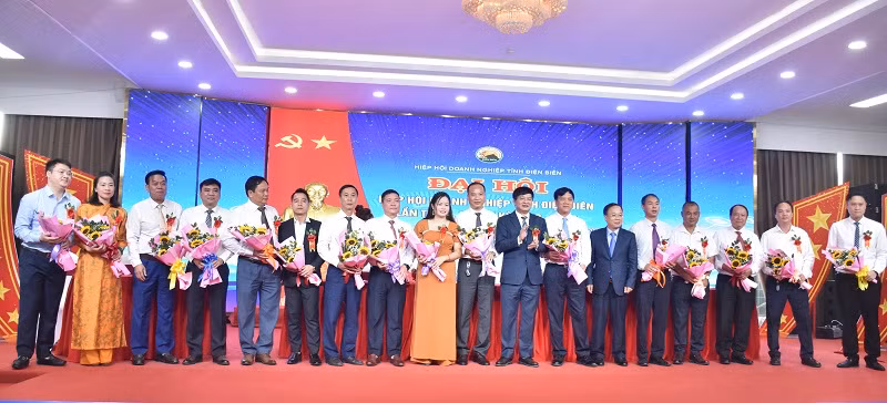 Đồng chí Lê Thành Đô, Chủ tịch Ủy ban nhân dân tỉnh Điện Biên tặng hoa chúc mừng các đồng chí được tín nhiệm bầu vào Ban Chấp hành Hiệp hội Doanh nghiệp tỉnh Điện Biên khóa II.