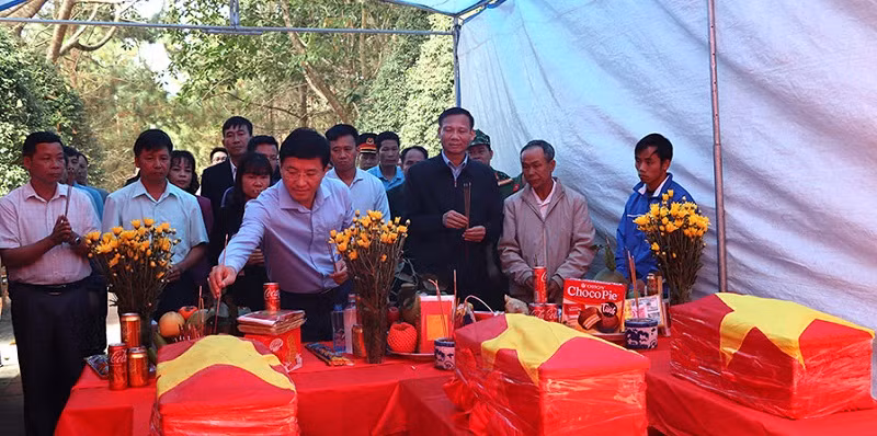 Đồng chí Mùa A Vảng, Ủy viên dự khuyết Trung ương Đảng, Bí thư Huyện ủy Điện Biên Đông cùng cán bộ, nhân dân các dân tộc huyện Điện Biên Đông dâng hương tri ân các liệt sĩ được cất bốc tại 2 xã trên địa bàn huyện.