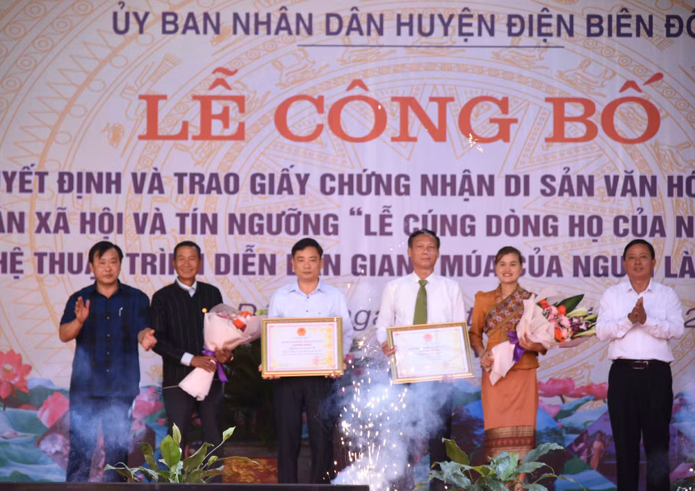 Thừa ủy quyền Bộ Văn hóa, Thể thao và Du lịch, đồng chí Vừ A Bằng, Phó Chủ tịch Ủy ban nhân dân tỉnh Điện Biên trao bằng chứng nhận di sản văn hóa phi vật thể quốc gia cho đại diện các huyện có cộng đồng dân tộc Mông-dòng Mông trắng và cộng đồng dân tộc Lào.