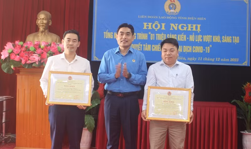 Thừa ủy quyền của Tổng Liên đoàn Lao động Việt Nam, đồng chí Tẩn Minh Long, Chủ tịch Liên đoàn Lao động tỉnh Điện Biên tặng Bằng khen các tập thể, cá nhân có thành tích xuất sắc trong thực hiện Chương trình.