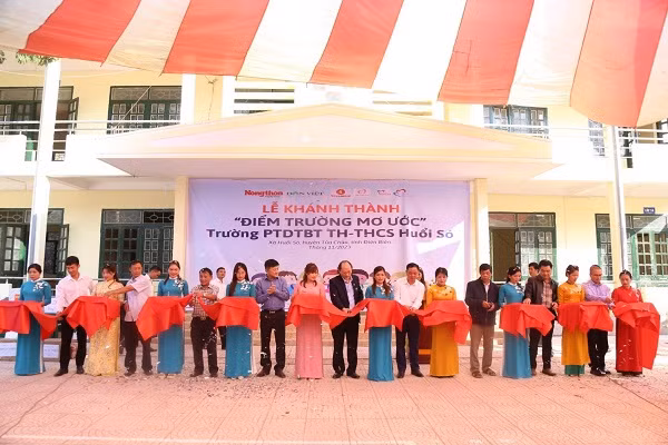 Đại diện đơn vị tài trợ, Sở Giáo dục và Đào tạo Điện Biên, huyện Tủa Chùa cùng chính quyền địa phương cắt băng khánh thành công trình điểm trường mới.