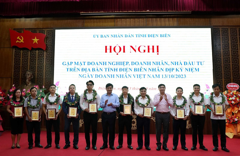 Các đồng chí lãnh đạo Tỉnh ủy, Ủy ban nhân dân tỉnh Điện Biên chúc mừng các doanh nghiệp được vinh danh.