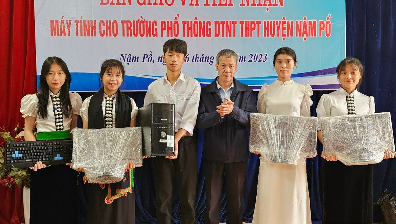 Đại diện Quỹ trò nghèo vùng cao tặng máy tính cho học sinh Trường Phổ thông dân tộc nội trú trung học phổ thông huyện Nậm Pồ.