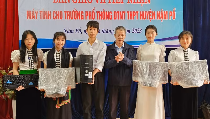 Đại diện Quỹ trò nghèo vùng cao tặng máy tính cho học sinh Trường Phổ thông dân tộc nội trú trung học phổ thông huyện Nậm Pồ.