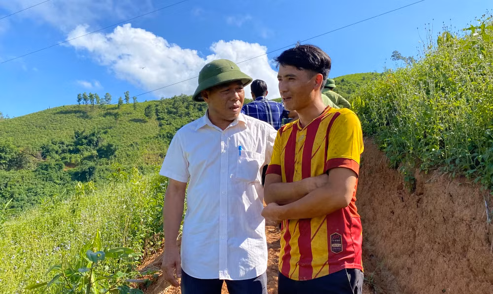 Đồng chí Pờ Xè Chừ (bên trái), Bí thư Đảng ủy xã Chung Chải, động viên quần chúng ưu tú tích cực phát triển kinh tế, nỗ lực phấn đấu để được kết nạp đảng.