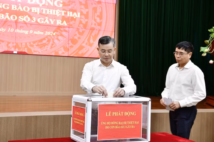 Các đồng chí lãnh đạo Kiểm toán Nhà nước ủng hộ đồng bào bị thiệt hại do cơn bão số 3 gây ra.