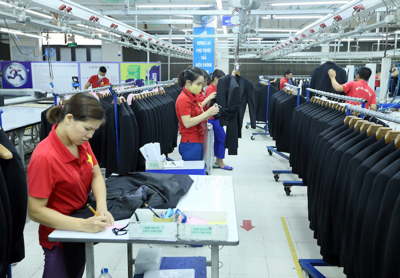 Sản xuất áo veston xuất khẩu tại Công ty May 10.