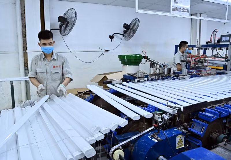 Sản xuất các sản phẩm đèn Led tại Công ty cổ phần Bóng đèn phích nước Rạng Đông.