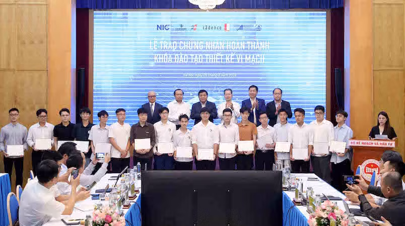 Trao Chứng nhận cho các học viên đã hoàn thành xuất sắc khóa học. Ảnh: LÊ TIÊN