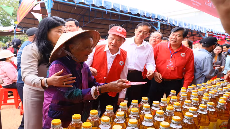 Đoàn công tác cũng tham quan “Hội chợ Tết Nhân ái” năm 2024 do địa phương tổ chức.