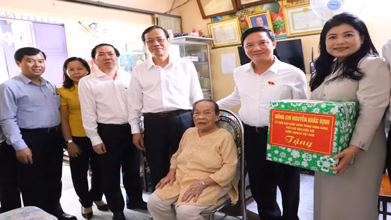 Đoàn đã đến thăm, chúc Tết Anh hùng Lao động Hồ Thị Lượm ở phường Phước Mỹ, thành phố Phan Rang-Tháp Chàm, tỉnh Ninh Thuận.