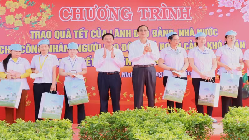 Phó Chủ tịch Quốc hội Nguyễn Khắc Định và Bí thư Tỉnh ủy Ninh Thuận Nguyễn Đức Thanh thăm, tặng quà cho công nhân có hoàn cảnh khó khăn đang lao động tại các công ty trong Khu công nghiệp Thành Hải, thành phố Phan Rang-Tháp Chàm.