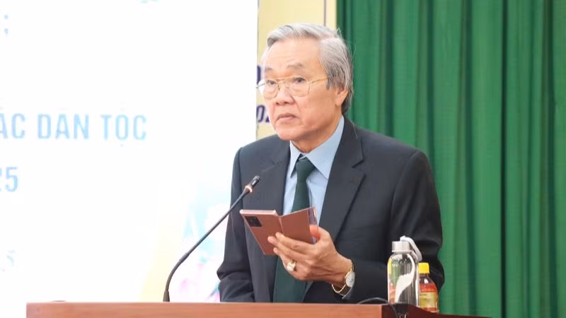 Chủ tịch Ủy ban Mặt trận tổ quốc Việt Nam tỉnh Ninh Thuận Lê Văn Bình phát biểu khai mạc buổi họp mặt. (Ảnh: NGUYỄN TRUNG)