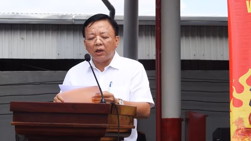 Đồng chí Lê Huyền, Phó Chủ tịch Ủy ban nhân dân tỉnh Ninh Thuận, Trưởng Ban Chỉ đạo diễn tập biểu dương các lực lượng tham gia diễn tập đã hoàn thành xuất sắc kế hoạch, kịch bản đề ra. (Ảnh: NGUYỄN TRUNG)