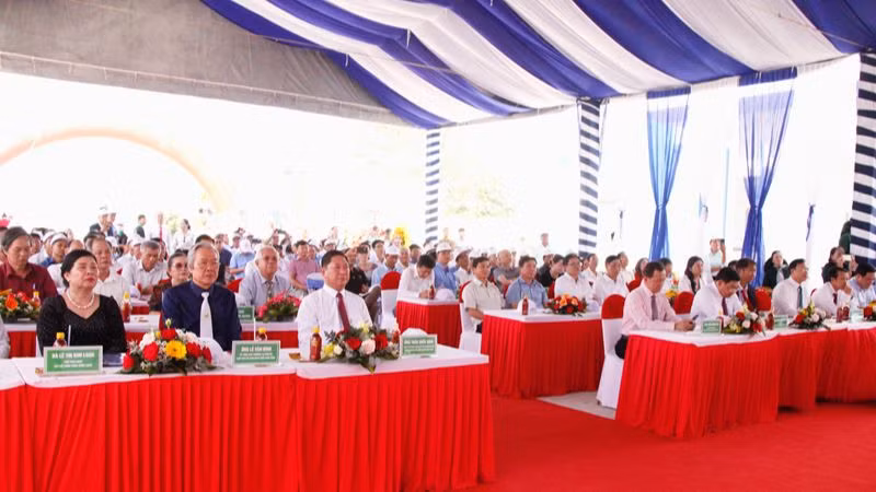 Lãnh đạo tỉnh Ninh Thuận, các sở, ngành và người dân địa phương dự buổi lễ khánh thành