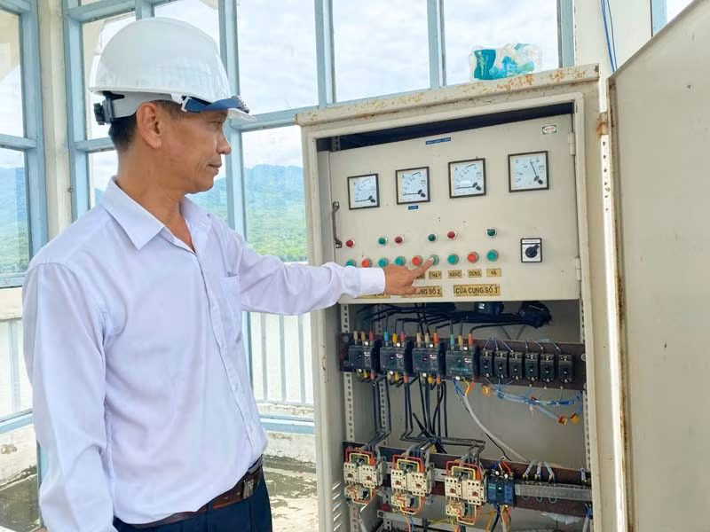 Cán bộ Công ty Trách nhiệm hữu hạn Một thành viên Khai thác công trình thủy lợi Ninh Thuận thao tác kỹ thuật xử lý, điều tiết nguồn nước tại hồ Tân Giang, huyện Ninh Phước để phục vụ cho các vùng sản xuất hưởng lợi từ nguồn nước tưới do hồ Tân Giang cung cấp. (Ảnh: NGUYỄN TRUNG)