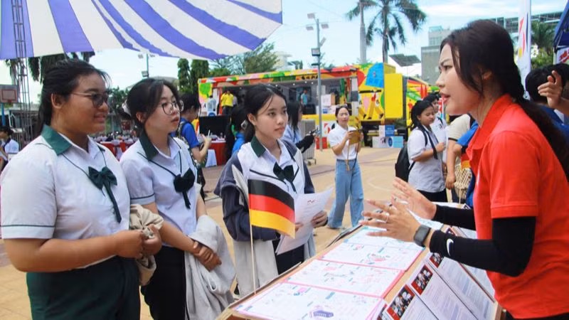Học sinh, sinh viên tỉnh Ninh Thuận được các thành viên của Chương trình "Chuyến xe hướng nghiệp Đức" tư vấn về cơ hội kết nối với các trường đào tạo nghề thuộc các lĩnh vực công nghệ cao tại Việt Nam và Đức.