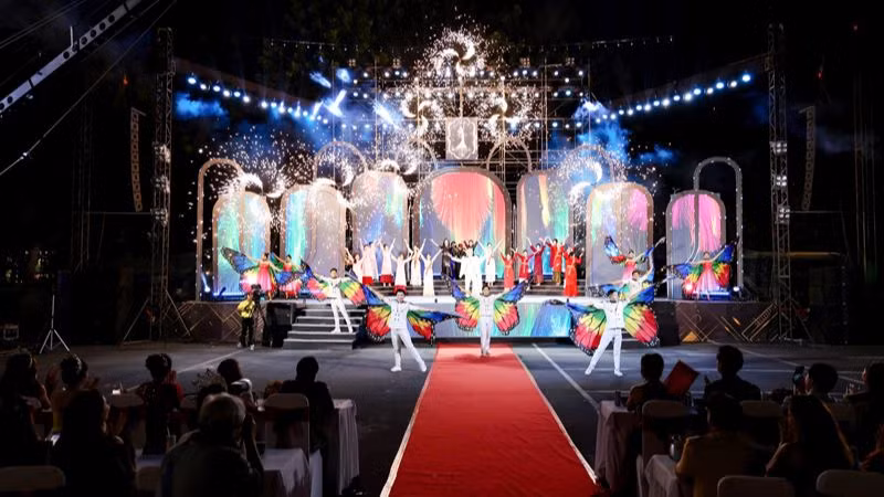 Chương trình văn nghệ giới thiệu và chào mừng khán giả đến xem, cổ vũ cuộc thi trong đêm chung kết. (Ảnh: CTV)
