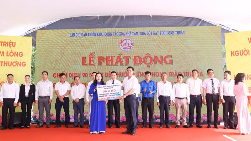 Lãnh đạo Ủy ban Mặt trận Tổ quốc Việt Nam tỉnh đã tiếp nhận đăng ký ủng hộ từ các doanh nghiệp, tổ chức tại buổi lễ.