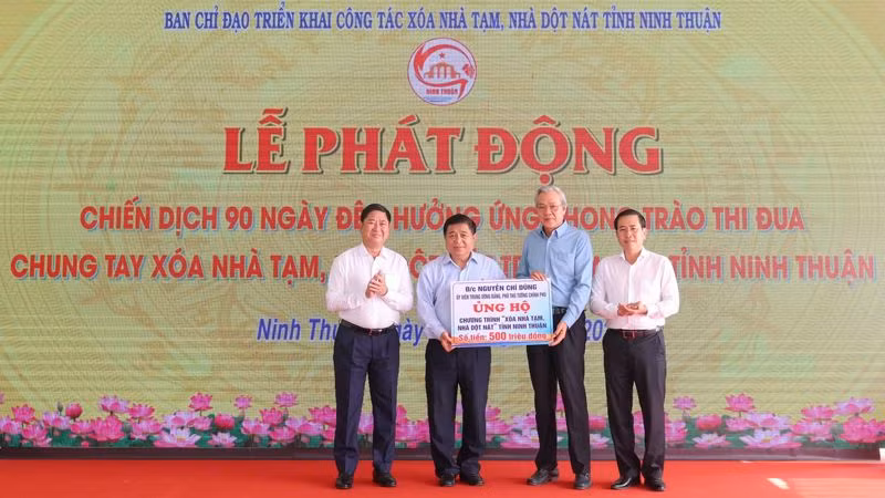 Phó Thủ tướng Chính phủ Nguyễn Chí Dũng ủng hộ 500 triệu đồng cho Chương trình xóa nhà tạm, nhà dột nát của tỉnh Ninh Thuận.
