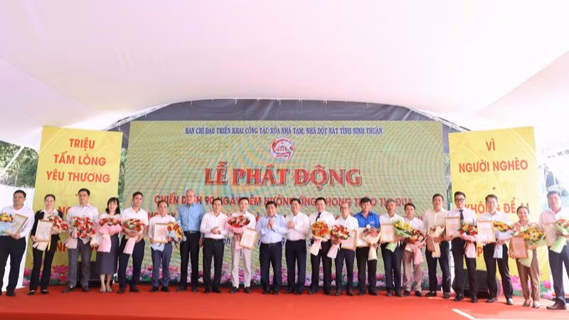 Ủy ban nhân dân tỉnh Ninh Thuận tặng Bằng khen cho các tập thể, cá nhân có thành tích tiêu biểu xuất sắc trong thực hiện chương trình xóa nhà tạm, nhà dột nát trên địa bàn tỉnh trong thời gian qua.