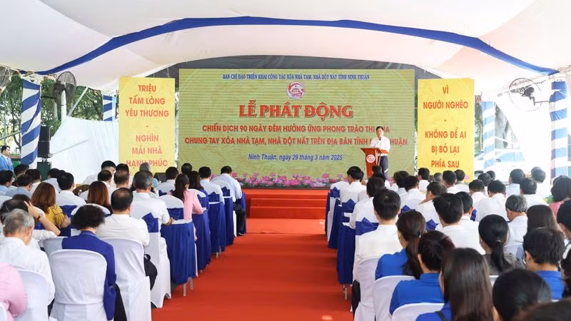 Quang cảnh buổi lễ phát động.