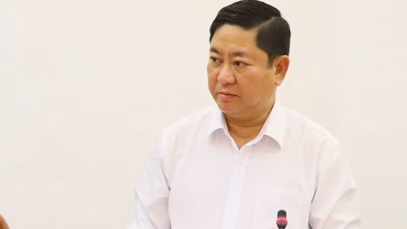 Chủ tịch Ủy ban nhân dân tỉnh Ninh Thuận báo cáo kết quả thực hiện các nghị quyết, chỉ thị của Bộ Chính trị, Ban Bí thư tại hội nghị. (Ảnh: NGUYỄN TRUNG)