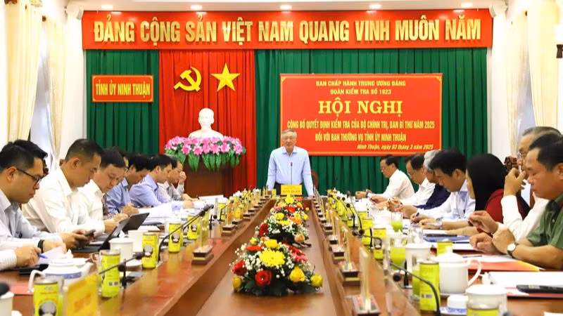 Phó Thủ tướng Thường trực Chính phủ Nguyễn Hòa Bình, Trưởng đoàn kiểm tra số 1923 chủ trì hội nghị. (Ảnh: NGUYỄN TRUNG)